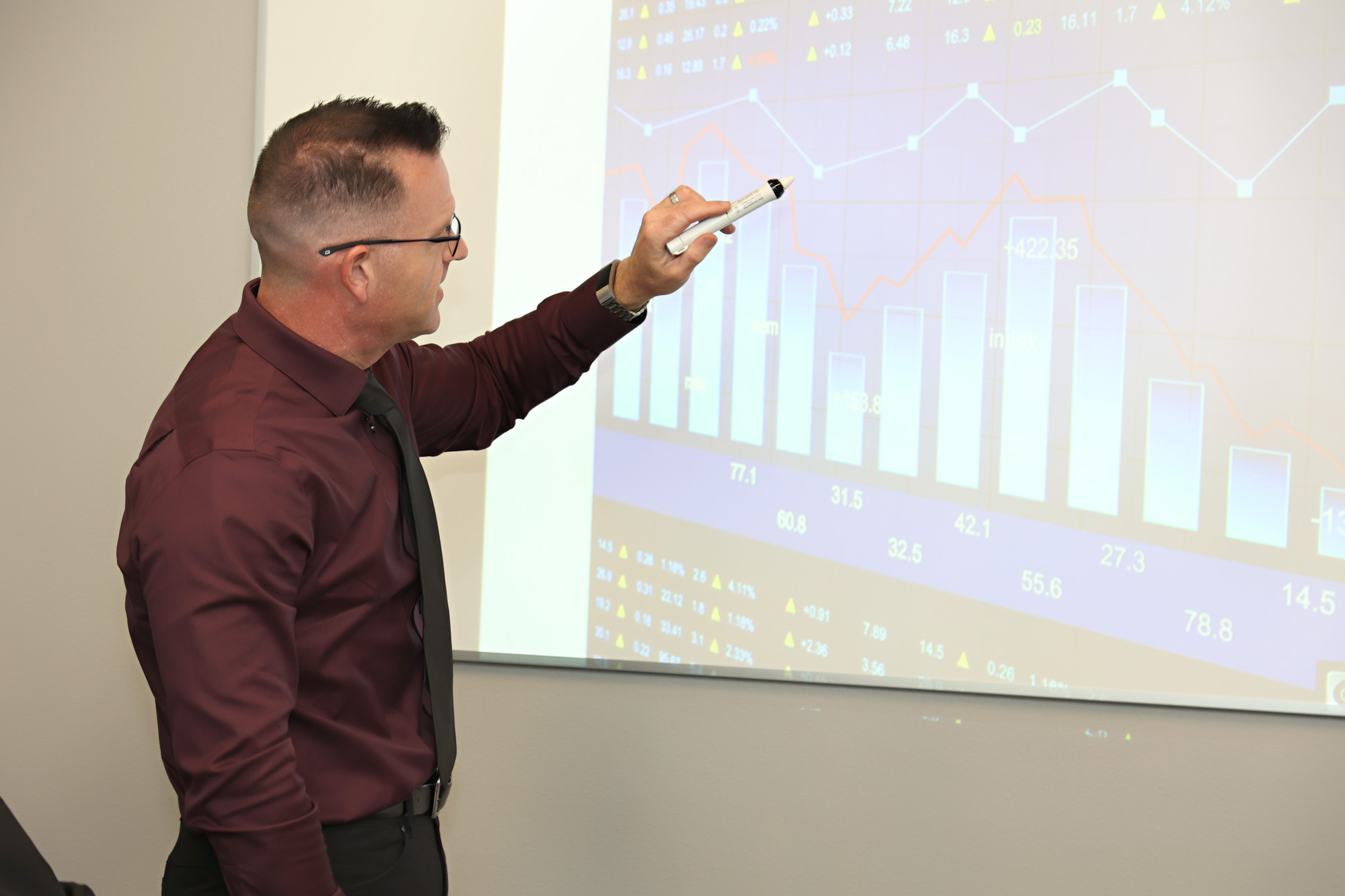 093A9253 3 Rivers Financial Group Travis Morrow pointing at a financial chart